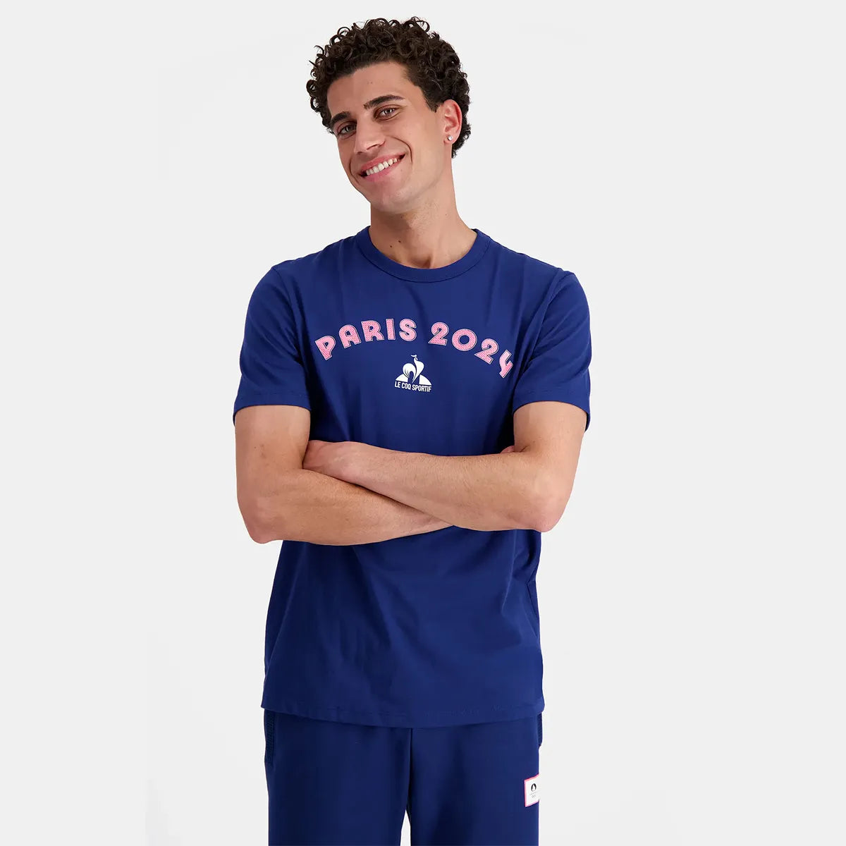 CAMISETA LE COQ SPORTIF PARIS 2024 GRÁFICA