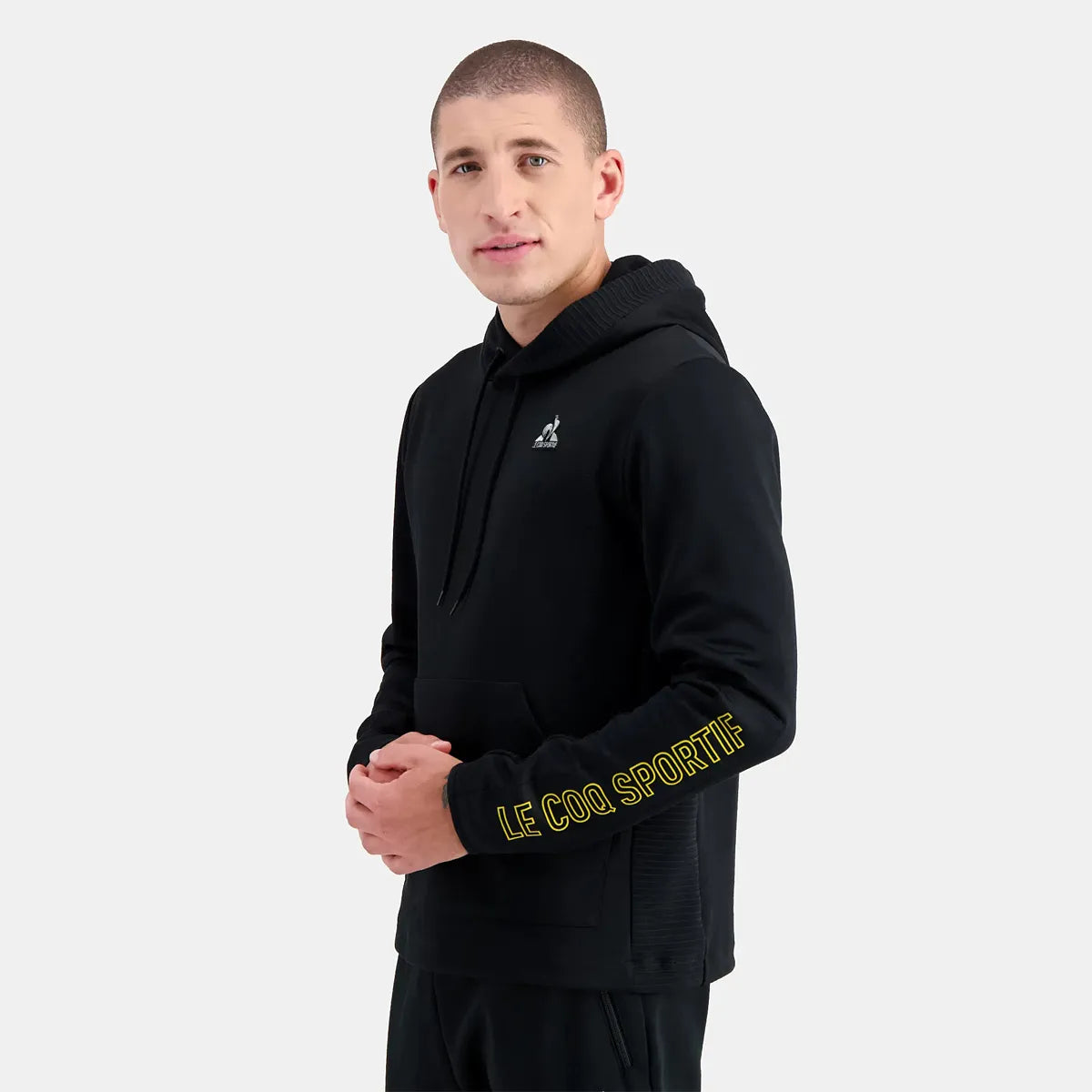 SUDADERA LE COQ SPORTIF CON CAPUCHA TÉCNICA