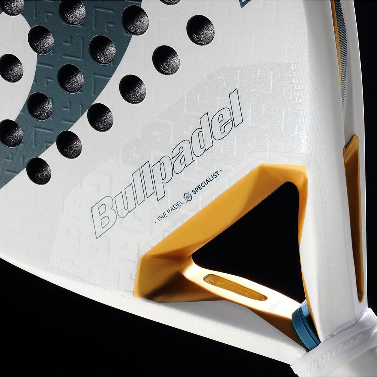 RAQUETA DE PÁDEL BULLPADEL PEARL 26 BY BEA GONZALEZ