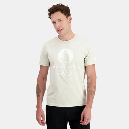 CAMISETA LE COQ SPORTIF PARIS 2024 GRÁFICA