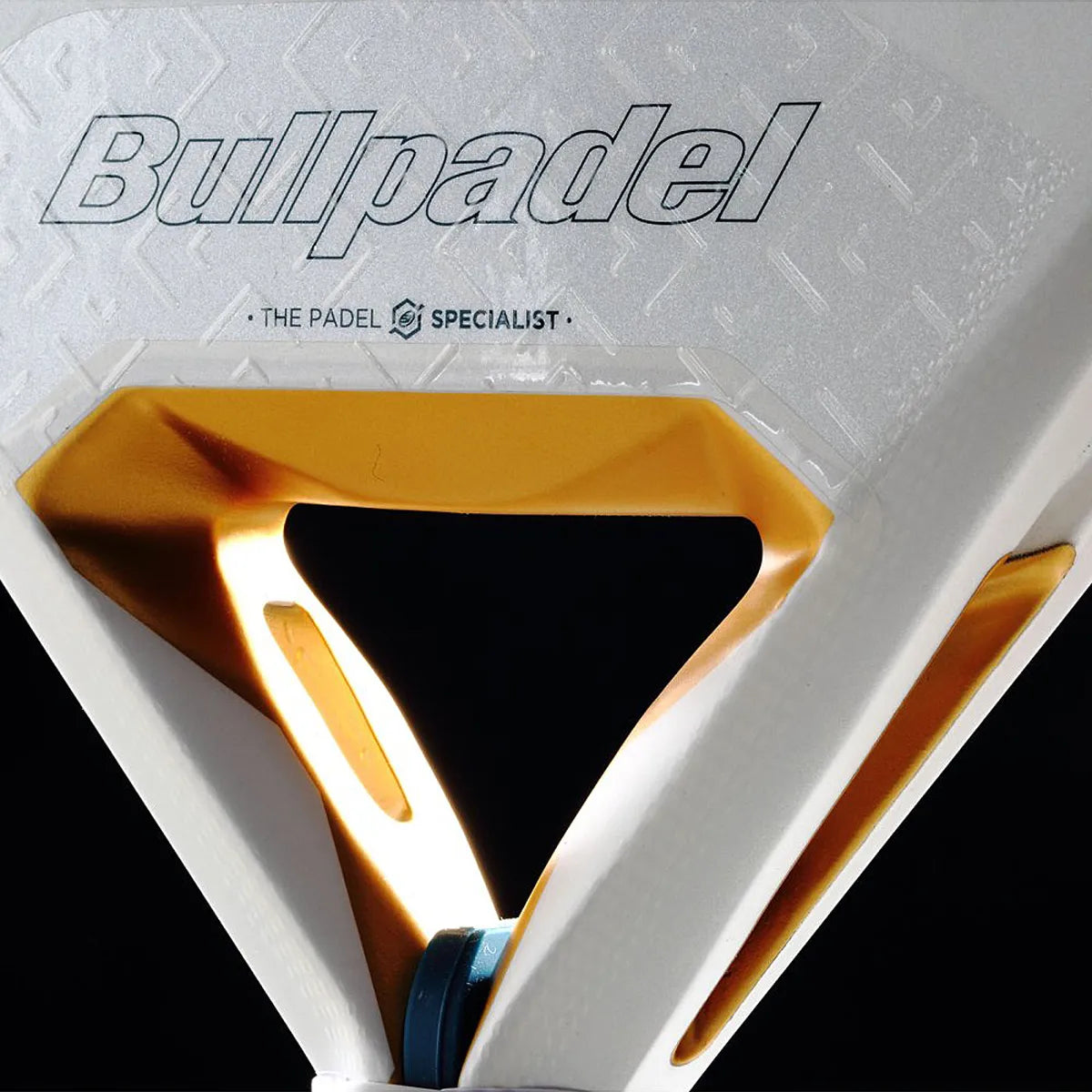RAQUETA DE PÁDEL BULLPADEL PEARL 26 BY BEA GONZALEZ