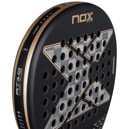 RAQUETA DE PÁDEL NOX AT10 GENIUS 18K ALUM BY AGUSTIN TAPIA 2026