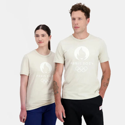 CAMISETA LE COQ SPORTIF PARIS 2024 GRÁFICA